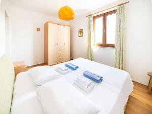 Villa Oliva - Two Bedroom Villa with Terrace and Swimming pool