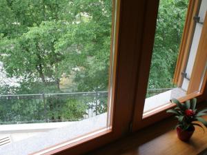 Riverside Rustic Ridge Apartments with Balcony - Two Bedroom Apartment with Balcony