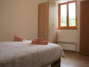 Riverside Rustic Ridge Apartments with Balcony - Two Bedroom Apartment with Balcony