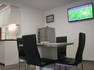 Riverside Rustic Ridge Apartments with Balcony - Two Bedroom Apartment with Balcony