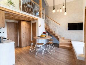 Elegant Warm Bliss Hideaway Escape Lodge - Holiday Home with Hot-Tub