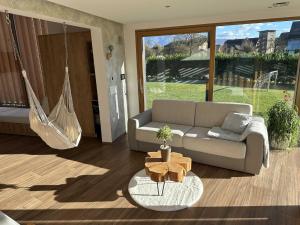 Elegant Warm Bliss Hideaway Escape Lodge - Holiday Home with Hot-Tub