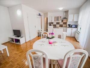 Mountain View Haven Apartments - One Bedroom Apartment with Balcony