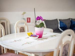 Mountain View Haven Apartments - One Bedroom Apartment with Balcony