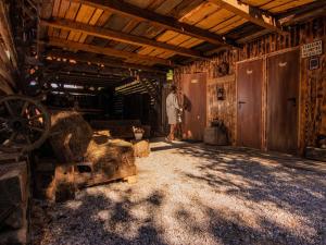 Rustic Refuge Glamping with Hot-Tub and Sauna - Two Bedroom Apartment with Terrace