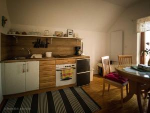 Rustic Refuge Glamping with Hot-Tub and Sauna - Two Bedroom Apartment with Terrace