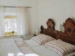 Enchanted Misty Valley Cottage Apartments - Classic One Bedroom Apartment