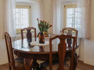 Enchanted Misty Valley Cottage Apartments - Classic One Bedroom Apartment