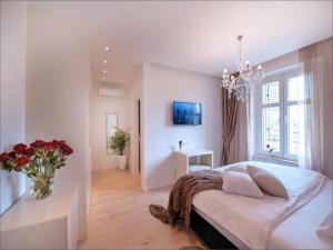 Via Porto Rooms - Deluxe Room with King Bed