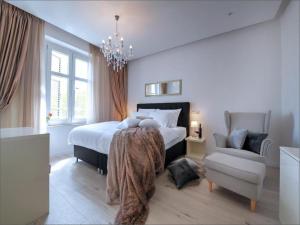 Via Porto Rooms - Deluxe Room with King Bed