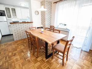 Mountain View Haven Apartments - Two Bedroom Apartment with Balcony