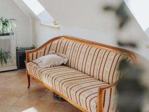 Enchanted Misty Valley Cottage Apartments - Comfort One Bedroom Apartment