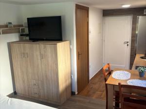 Meadow Tranquil Apartments with Evergreen Garden - Studio Apartment