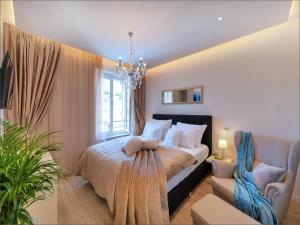 Via Porto Rooms - Deluxe Room with King Size Bed