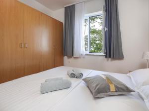 Peaceful Nature Retreat Near Krk Town with BBQ and Parking - Standard Two Bedroom Apartment