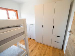 Serene Hollow Holiday Home with Mountain View - Two Bedroom Holiday Home with Mountain View