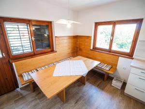 Serene Hollow Holiday Home with Mountain View - Two Bedroom Holiday Home with Mountain View