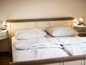 Serene Hollow Holiday Home with Mountain View - Two Bedroom Holiday Home with Mountain View