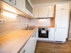 Serene Hollow Holiday Home with Mountain View - Two Bedroom Holiday Home with Mountain View