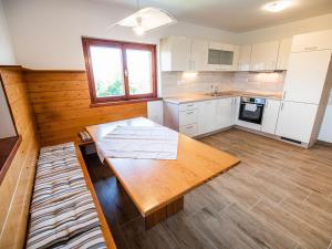 Serene Hollow Holiday Home with Mountain View - Two Bedroom Holiday Home with Mountain View