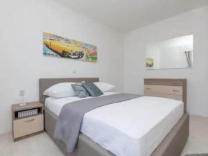 Countryside Villa Tajo - Four Bedroom Holiday Home with Swimming Pool