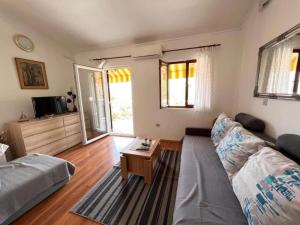 Apartments Valentinovo - One Bedroom Apartment With Sea View A