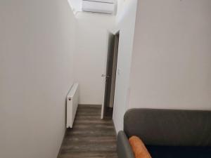Studio Apartment Enter - Studio Apartment With Terrace