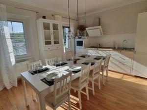 Komen Getaway Holiday Home with Balcony - Four Bedroom Holiday Home with Balcony