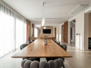 Villa Freedom - Five Bedroom House with Balcony