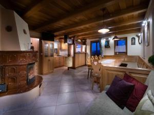 Vivid Hillside Country House with Hot-Tub and Sauna - Two Bedroom Country House