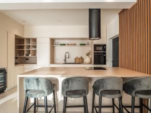 Villa Freedom - Five Bedroom House with Balcony