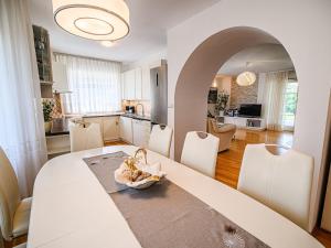 Stunning Rural Holiday Home with Garden and BBQ - Four Bedroom Holiday Home