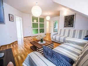 Stunning Rural Holiday Home with Garden and BBQ - Four Bedroom Holiday Home