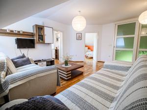 Stunning Rural Holiday Home with Garden and BBQ - Four Bedroom Holiday Home