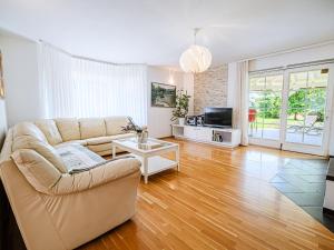 Stunning Rural Holiday Home with Garden and BBQ - Four Bedroom Holiday Home