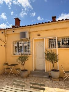 Chambre simple avec terrasse privée - Proche tram et centre - Cuisine et Salle de bain en partage