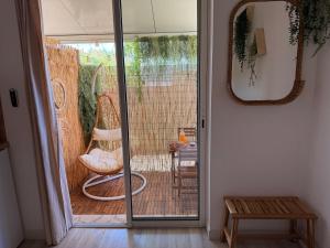 Chambre simple avec terrasse privée - Proche tram et centre - Cuisine et Salle de bain en partage