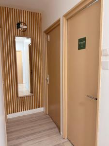 Chambre simple avec terrasse privée - Proche tram et centre - Cuisine et Salle de bain en partage