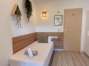 Chambre simple avec terrasse privée - Proche tram et centre - Cuisine et Salle de bain en partage