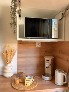 Chambre simple avec terrasse privée - Proche tram et centre - Cuisine et Salle de bain en partage