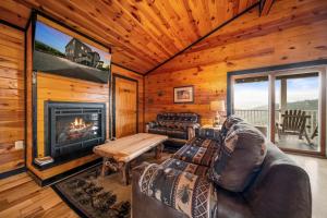 Luxury Smoky Mountain Cabin, Panoramic Views, 3 King Bedrooms, Hot Tub