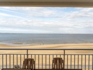 Studio cabine avec balcon, parking privé, accès direct plage, proche centre ville - FR-1-319-44