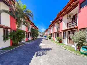 Casas com 2 ou 3 suítes (todas com ar split), com internet privativa 300MBPSno Residencial Nazareth, localizado a aproximadamente 80m da praia de Taperapuã (Arena Axé moi), com piscina, sauna, portaria 24hrs