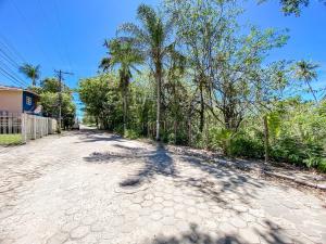 Casas com 2 ou 3 suítes (todas com ar split), com internet privativa 300MBPSno Residencial Nazareth, localizado a aproximadamente 80m da praia de Taperapuã (Arena Axé moi), com piscina, sauna, portaria 24hrs