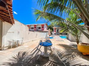 Casas com 2 ou 3 suítes (todas com ar split), com internet privativa 300MBPSno Residencial Nazareth, localizado a aproximadamente 80m da praia de Taperapuã (Arena Axé moi), com piscina, sauna, portaria 24hrs