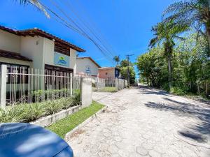 Casas com 2 ou 3 suítes (todas com ar split), com internet privativa 300MBPSno Residencial Nazareth, localizado a aproximadamente 80m da praia de Taperapuã (Arena Axé moi), com piscina, sauna, portaria 24hrs