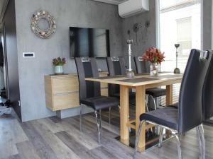 The Seaborn Residence - Two Bedroom Floating House