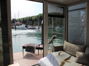 The Seaborn Residence - Two Bedroom Floating House