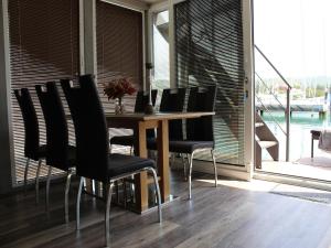 The Seaborn Residence - Two Bedroom Floating House 