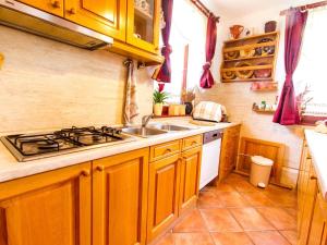 Rustic Charm Cottage Country House with Sauna - Five Bedroom Holiday Home with Sauna